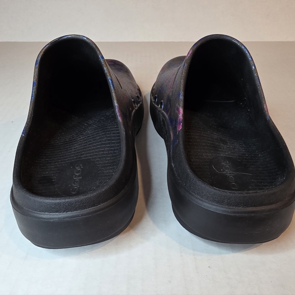 Oofos OOcloog Limited Edition Metallic Print Recovery Clogs.  Unisex - Picture 8 of 11